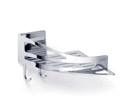 Eckige, verchromte Duschablage aus Metall mit Haken an der Unterseite, ideal zur Wandmontage. Die Ablage hat moderne, geschwungene Linien und ist zur Aufbewahrung von Duschutensilien gedacht. Auf der Vorderseite ist das Logo „giese MANUFAKTUR“ sichtbar.