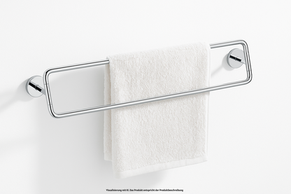 Giese Manufaktur Badetuchhalter: Hochwertige Handtuchstange aus glänzendem Chrom mit Handtuch in minimalistischem, rechteckigem Rahmendesign zur Wandmontage. 