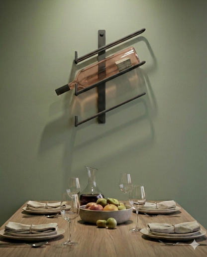 Schwarzes Metall-Weinregal für die Wand, dekorativ bestückt mit einer Weinflasche in einem modern eingerichteten Esszimmer mit grünem Hintergrund.