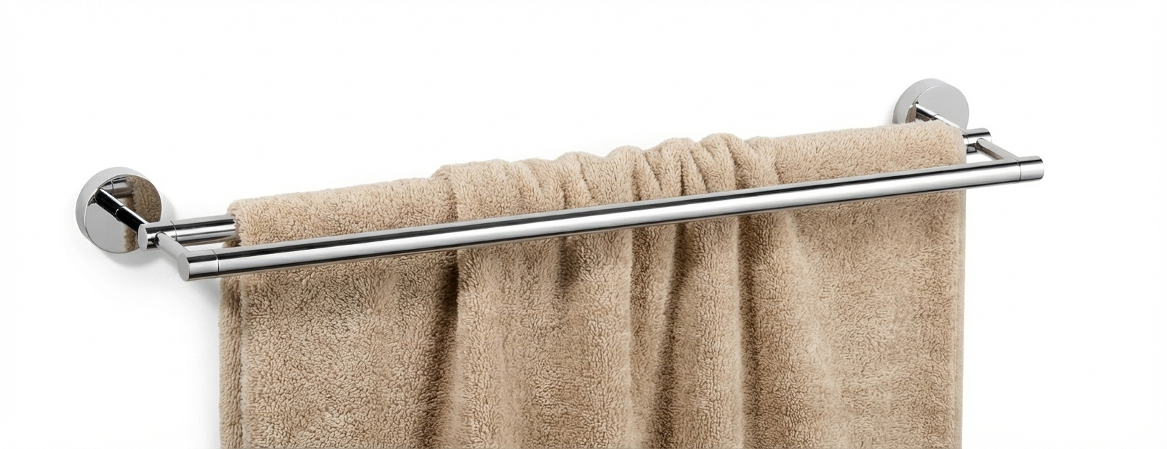 Doppelter Handtuchhalter aus glänzendem Chrom mit zwei parallelen Stangen, belegt mit einem beigen Handtuch auf weißem Hintergrund.