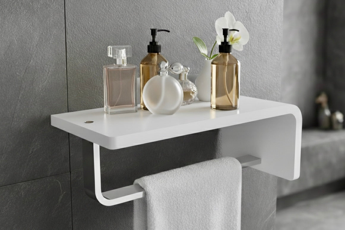 Wandmontiertes Duschregal in U-Form, Weiß matt, mit einer Ablagefläche für Badutensilien und einer Reling inklusive weißem Gästehandtuch.