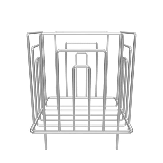 Interaktives 3D-Modell eines Gästehandtuchkorbs als Standmodell aus Messing mit glänzend verchromter Oberfläche. Im Korb liegt ein gefaltetes Handtuch.