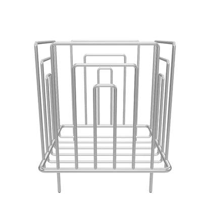 Interaktives 3D-Modell eines Gästehandtuchkorbs als Standmodell aus Messing mit glänzend verchromter Oberfläche. Im Korb liegt ein gefaltetes Handtuch.