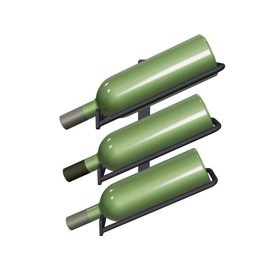 In einer 3D Ansicht sieht man ein schwarz, mattes Weinregal zur Wandmontage mit drei Ablagen für Weinflaschen; auf dem Bild sind drei grüne Weinflaschen in den Halterungen eingelegt.