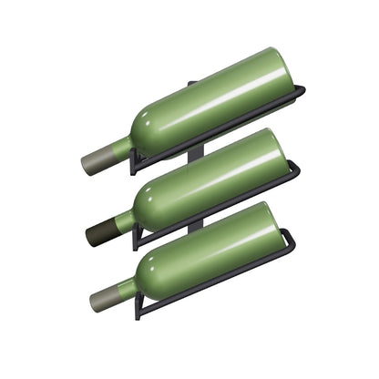 In einer 3D Ansicht sieht man ein schwarz, mattes Weinregal zur Wandmontage mit drei Ablagen für Weinflaschen; auf dem Bild sind drei grüne Weinflaschen in den Halterungen eingelegt.